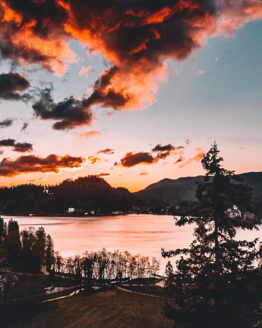 alba lago di bled slovenia