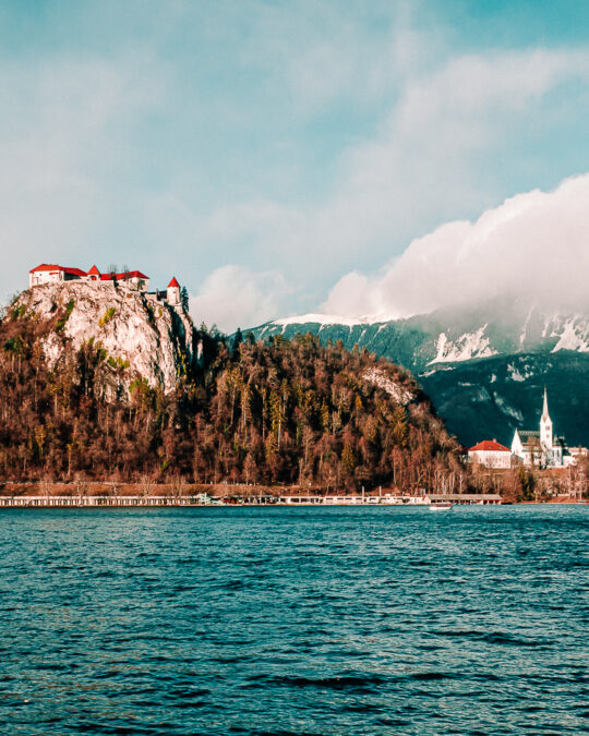 vista sul castello di Bled durante la passeggiata attorno al lago