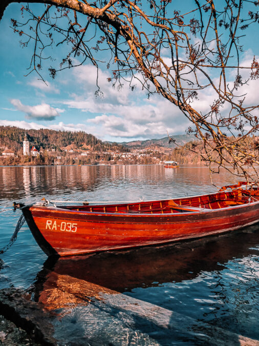 barca a remi sul lago di bled