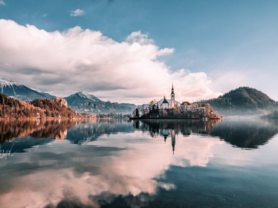 ammirare il castello, l'isola e le montagne passeggiando attorno al lago di bled