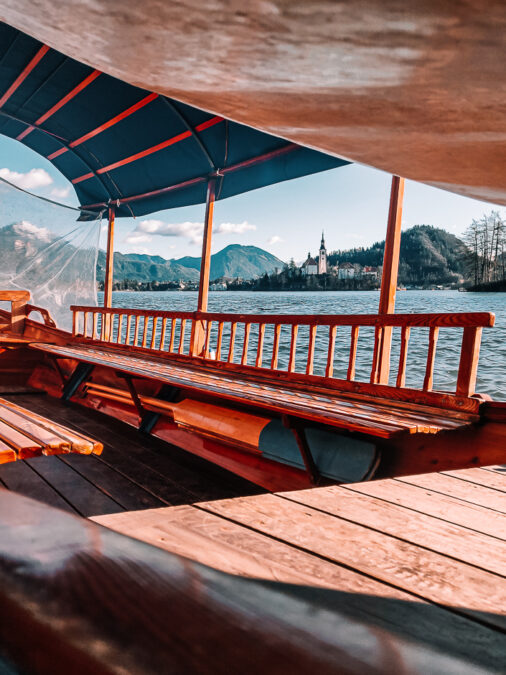 raggiungere l'isola di bled a bordo delle pletna