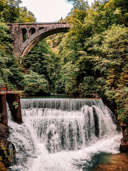 ponte sopra al fiume radovna