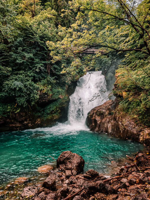 cascata visibile lungo il percorso della gola di vintgar